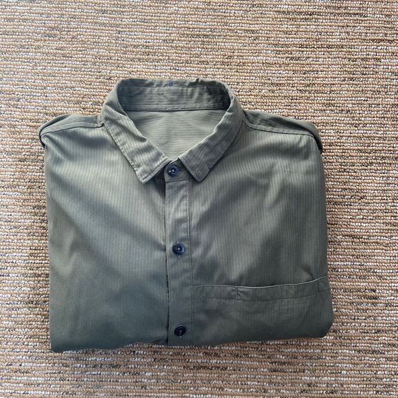 Lululemon men’s olive green button up size medium - Picture 6 of 6